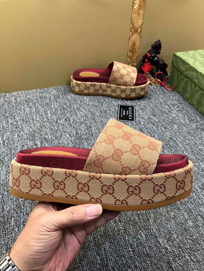 GUCC SANDALS