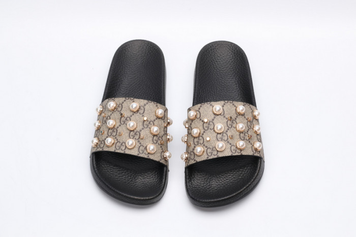 G*u*i sandals