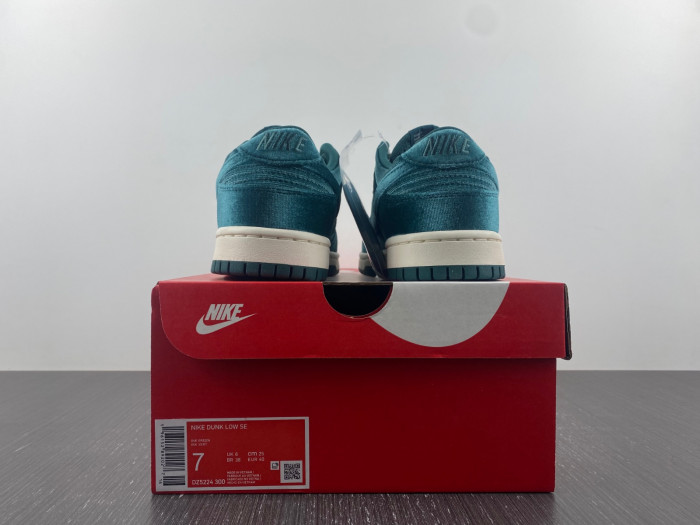 nike dunk low green velvet dz5224-300