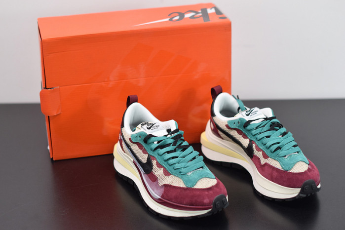 nike vaporwaffle sacai villain red neptune green dd3035-200