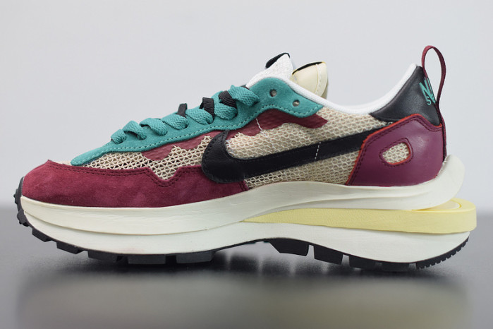nike vaporwaffle sacai villain red neptune green dd3035-200